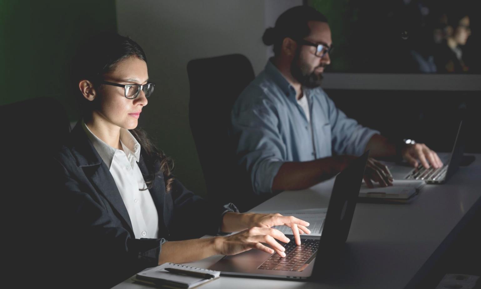 Equipo de profesionales trabajando en estrategias financieras corporativas